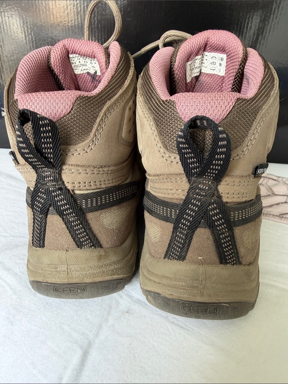 Keen Women's Tan Hiking Boots with Pink Lining 8 wide - Picture 4 of 6